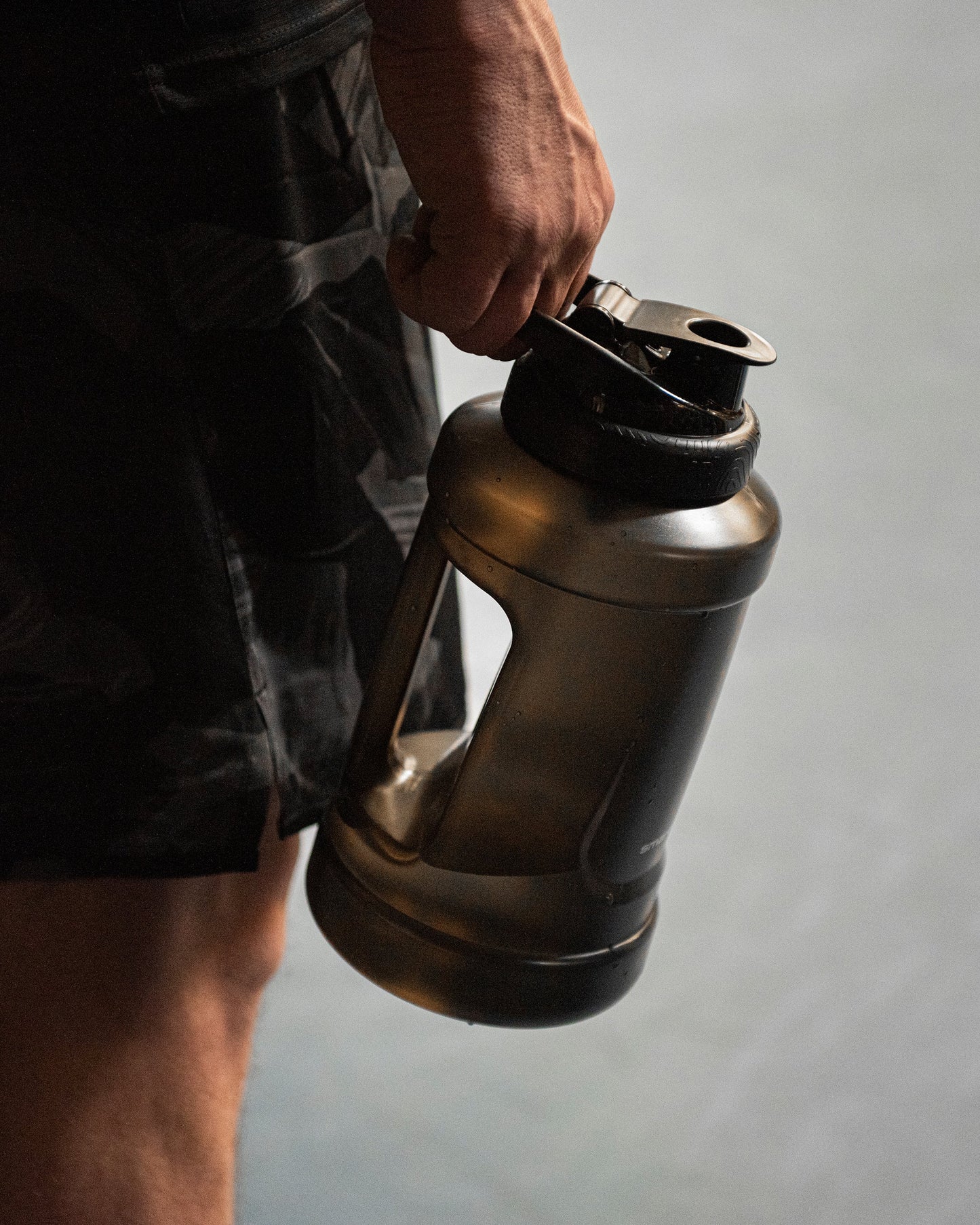 ultimate-jug-black-p7 Smartshake_Ultimate_Jug_black_lifestyle.jpg