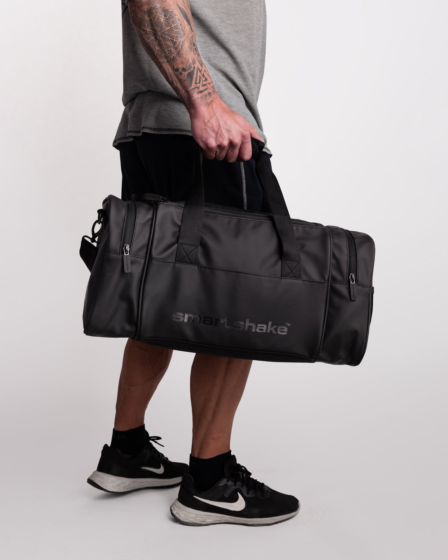 gym-bag-black-e3 Smartshake_GymBag_Black_lifestyle.jpg