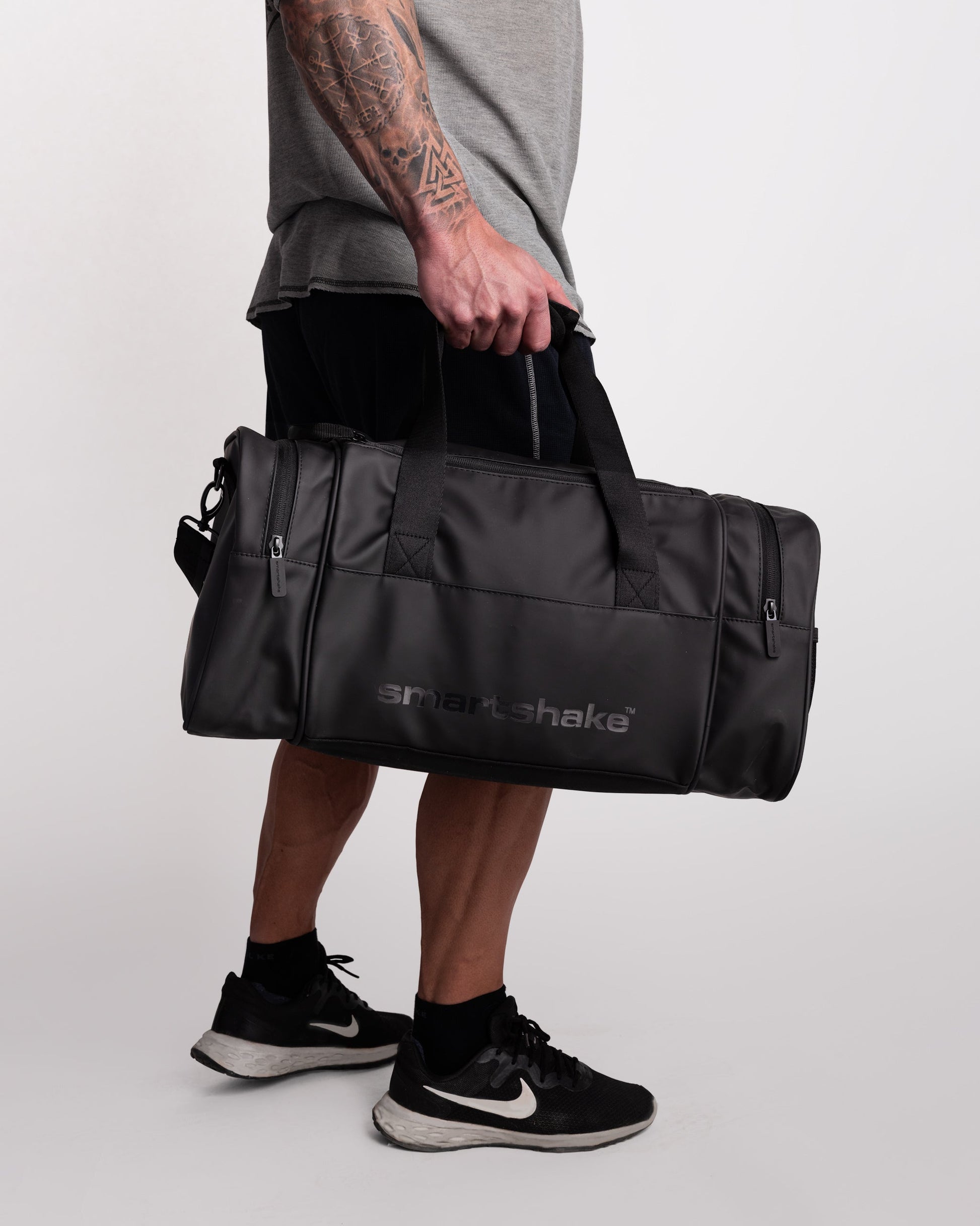 gym-bag-black-e3 Smartshake_GymBag_Black_lifestyle.jpg