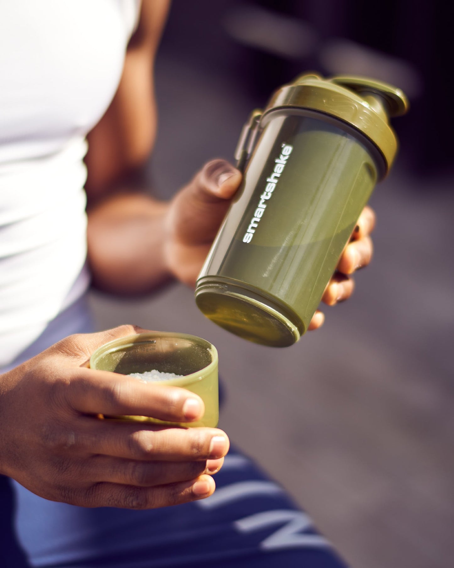 original2go-one-army-green-j7 Smartshake_O2Go_Army_green_lifestyle.jpg